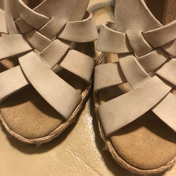 Micheal Kors cream color leather wedge sandals - Picture 2 of 8